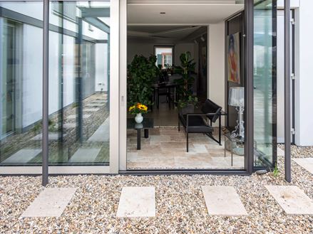 Blick von Travertin Rustic Terrasse in einen stilvollen Wintergarten