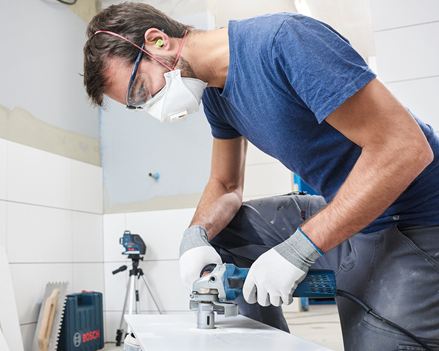 Löcher in Fliesen aus Feinsteinzeug bohren