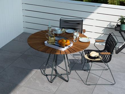 Auschnitt_Alpine_Grey_Tisch_auf_Balkon