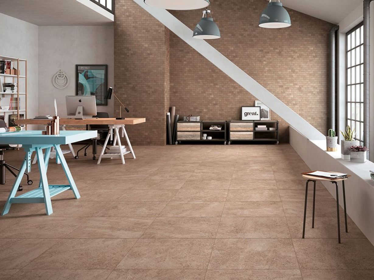 Raum in einem modernen Loft mit Feinsteinzeugfliesen in Beige