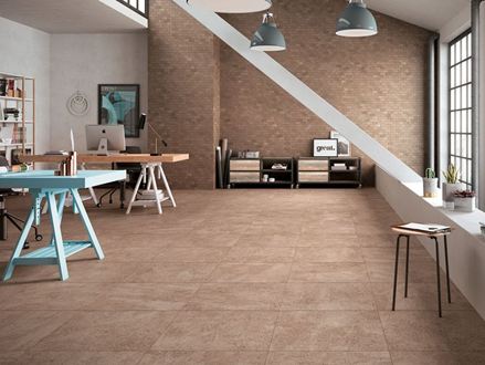 Raum in einem modernen Loft mit Feinsteinzeugfliesen in Beige