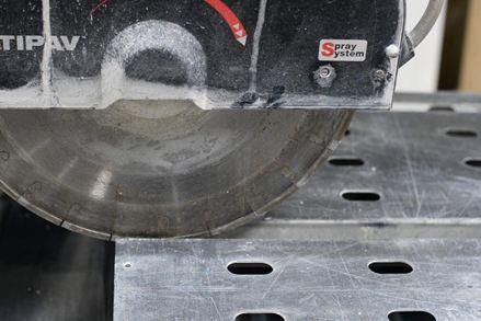 Dank der Härte der Diamanttrennblätter kann sauber und genau gesägt werden