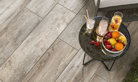 Tisch mit Früchten auf Holzoptikplatten Indie Smoke