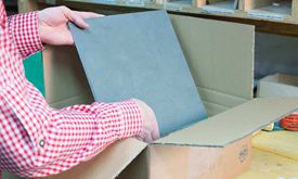 Musterfliese wird in ein Paket gelegt