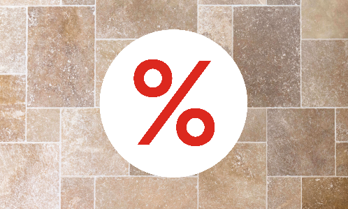 Braun-beige Travertinfliesen von oben mit Sale-Zeichen darauf