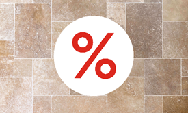 Braun-beige Travertinfliesen von oben mit Sale-Zeichen darauf