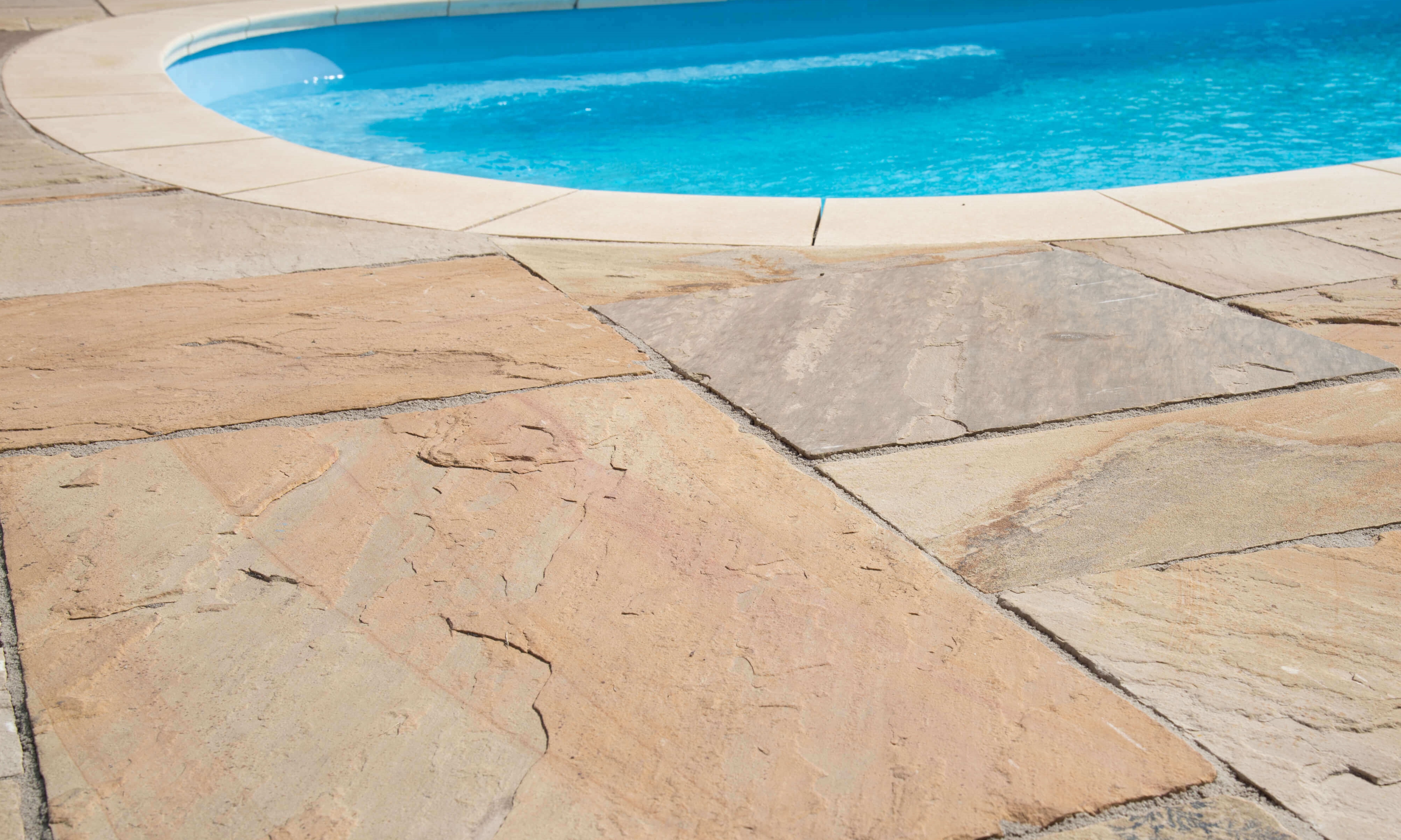 Sandsteinplatten am Pool verlegt