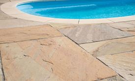 Sandsteinplatten am Pool verlegt