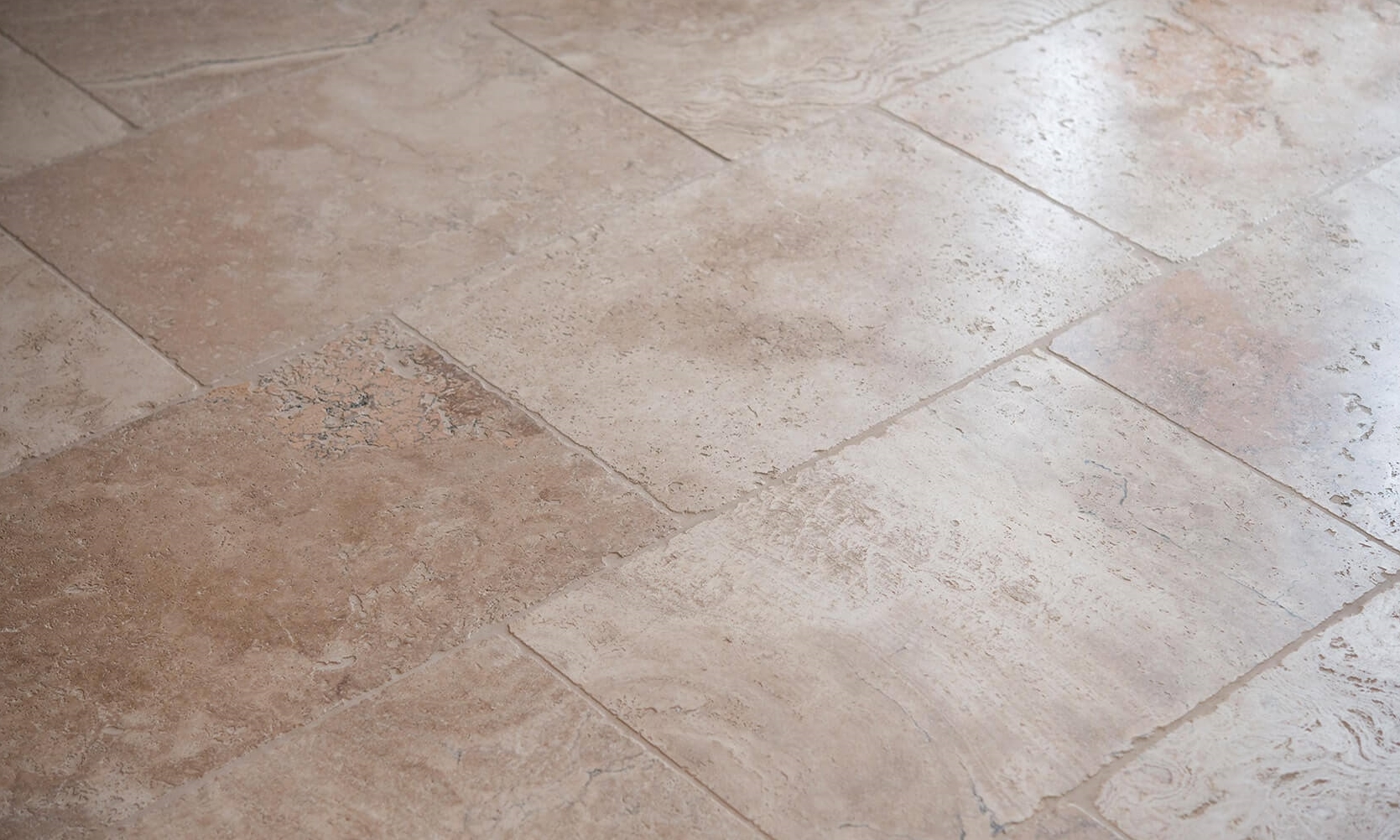 Travertinfliesen mit Beige- und Brauntönen im Sonnenlicht
