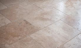 Travertinfliesen mit Beige- und Brauntönen im Sonnenlicht