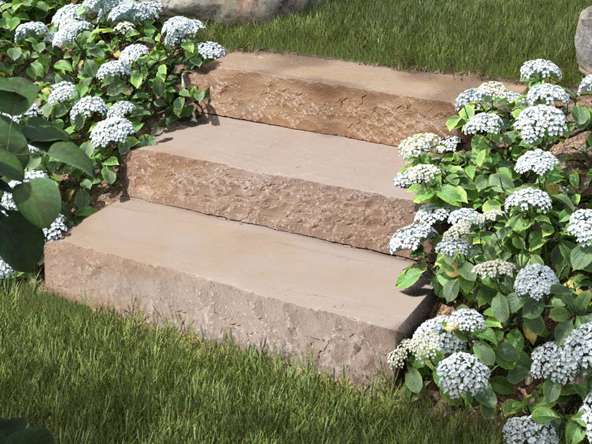 Blockstufen Sandstein Modak mit Blumen und Gebsch