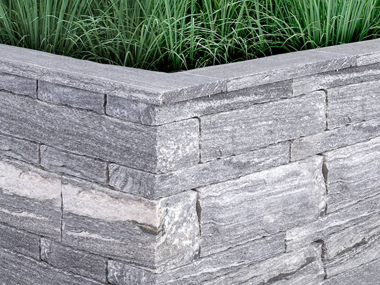 Mauersteine Gneis Urban Grey Line Rustic mit Gras