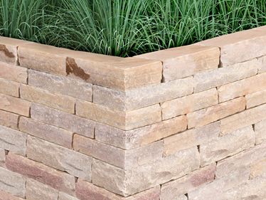 Mauersteine Quarzit Rio Dorado gelb mit Gras