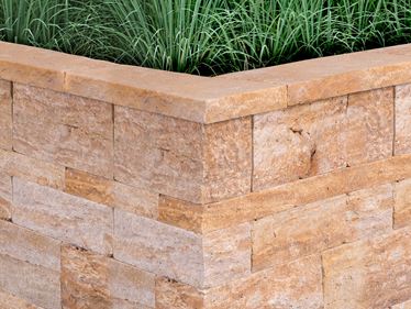 Mauersteine Travertin Gold Rustic mit Gras