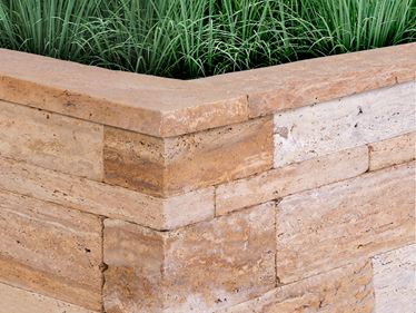 Mauersteine Travertin Gold mit Gras