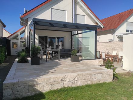 Mauersteine Tarvertin Medium Select Rustic mit Haus und Terrasse