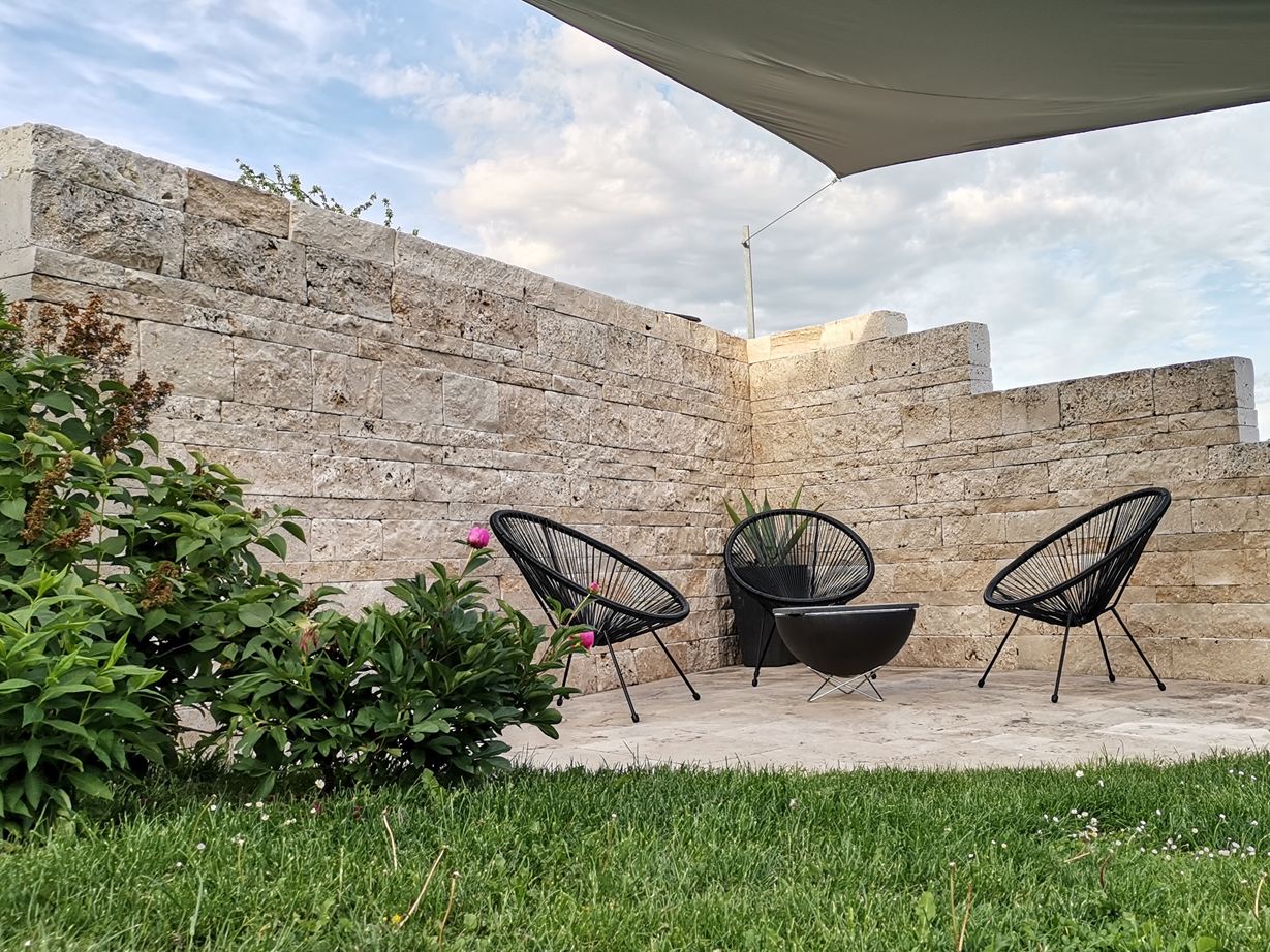 Kundenfoto. Reizvoller Kontrast: mediterrane Mauer & moderne Sitzmöbel Travertin_Mauer_Medium_Select_Rustic_Sitzecke