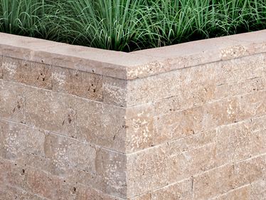 Mauersteine Travertin Noce Rustic mit Gras