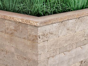 Mauersteine Travertin Noce mit Gras