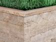 Mauersteine Travertin Noce mit Gras