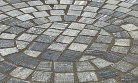 Gestaltungsideen mit Gneis Pflastersteinen Pflastersteine Gneis Urban Grey Line im Kreis verlegt