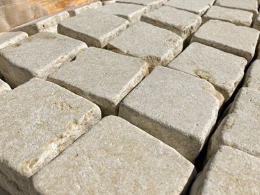 Pflasterstein_Kalkstein_Royal_Beige_schrg