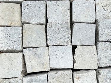 Galerie 1 Ausschnitt_Pflasterstein_Travertin_Silver_Palette
