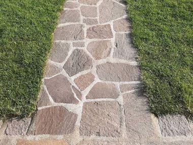 Polygonalplatten Porphyr Porphyr Terra mit Rasen