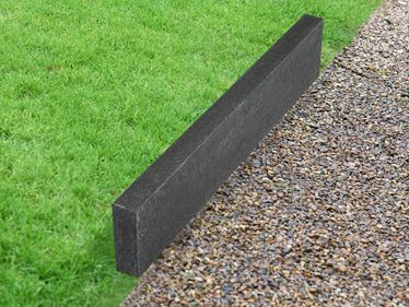 Rasenkante Basalt Takeda mit Rasen und Kies