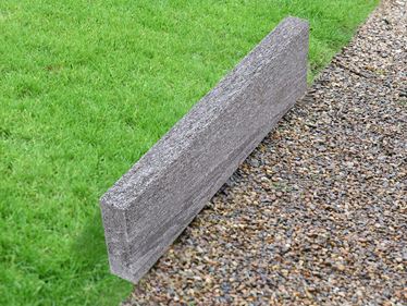 Rasenkante Gneis Urban Grey Line mit Gras und Kies