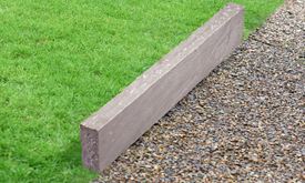 Rustikaler und natürlicher Sandstein-Look Rasenkante Sandstein Kandla Grey mit Rasen und Kies