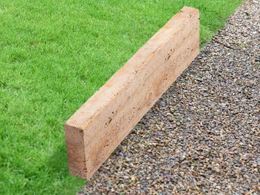 Rasenkante Travertin Gold mit Rasen und Kies