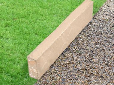 Rasenkante Sandstein Yellow Mint mit Gras und Kies