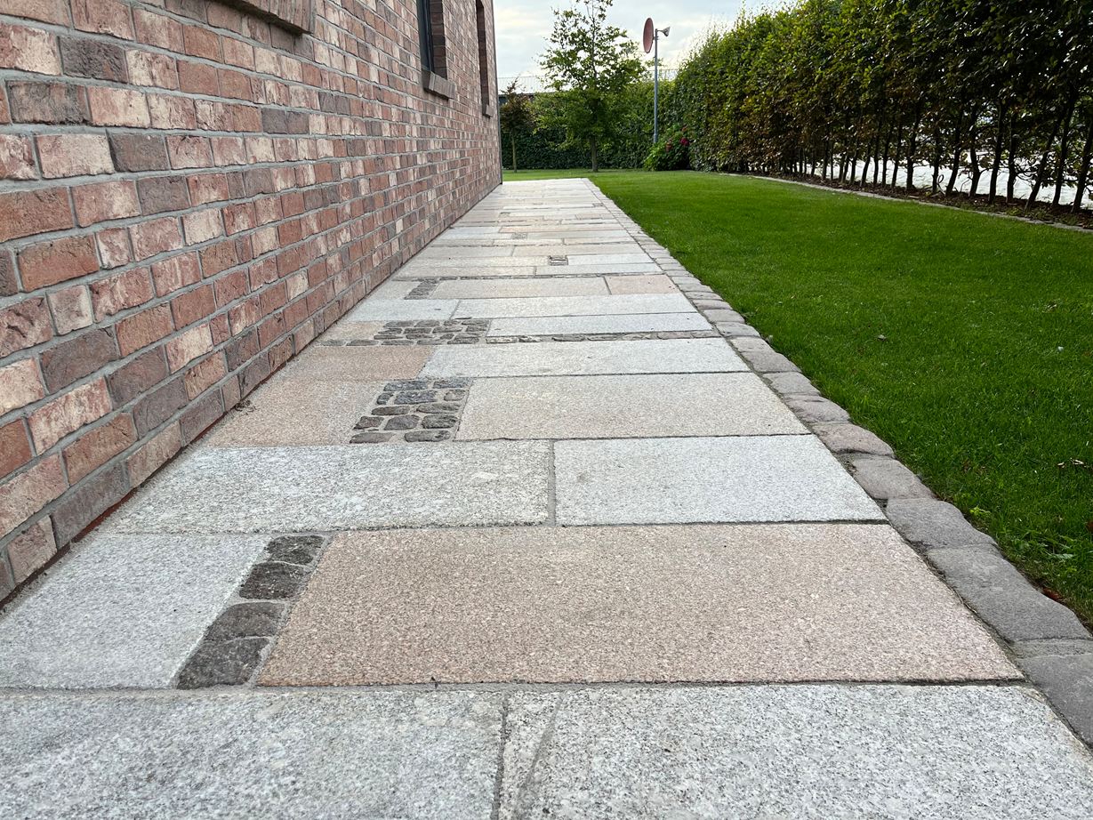 Schöne, natürliche Farbvariationen der Granitplatten Girona Antique Girona Antique Weg am Haus nah