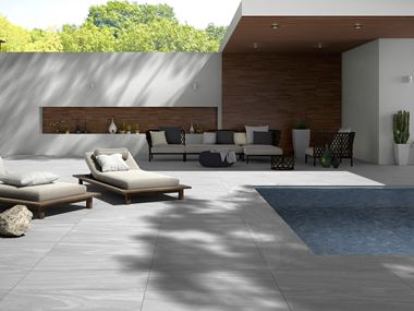 Die schönen hellgrauen bis silberfarbenen Steinoptik-Platten Mountain Silver machen Ihre Terrasse zum Hingucker