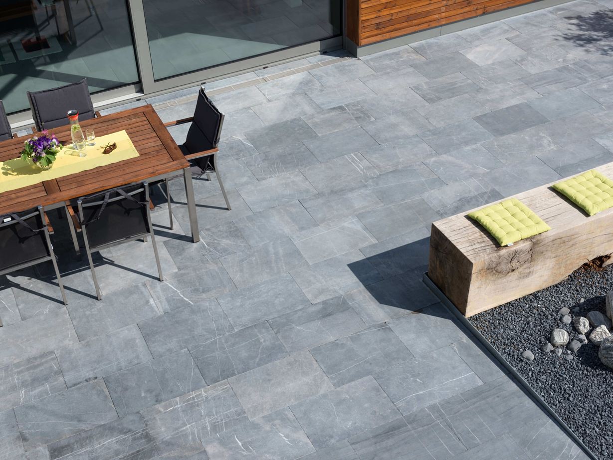 Einzigartiges Naturprodukt: Blausteinplatten Vogelperspektive auf Blaustein Azur Terrasse