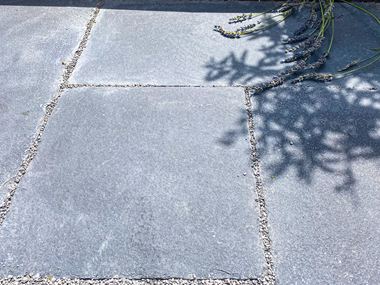 Terrassenplatte Lime Black Close Lavendel Struktur