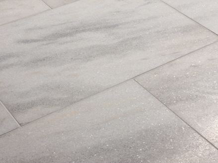 Marmorfliesen Calacatta in hellen Farbtönen Nahaufnahme