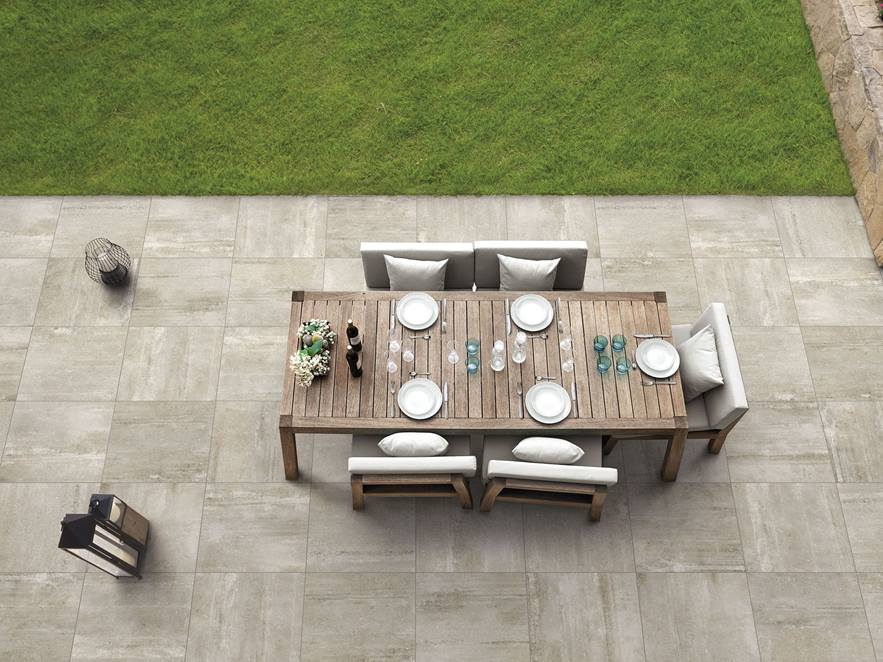 Beigefarbene Betonoptik-Platten Concrete Sand mit Terrasse, Tisch und Stühlen