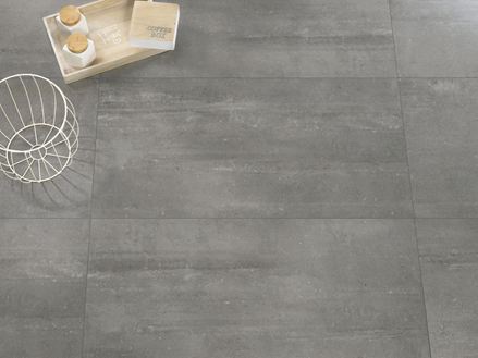 Dunkelgraue Platten in Betonoptik Concrete Smoke mit Tablett und Metallkorb