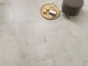 Steinboden im modernen Look: Concrete Stone Platten in Betonoptik Concrete Stone mit Hocker, Tablett und Seife