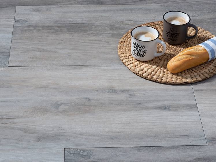 Hellbeige Platten in Holzoptik Canada Lake mit Baguette und Kaffeetassen