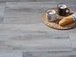 Hellbeige Platten in Holzoptik Canada Lake mit Baguette und Kaffeetassen