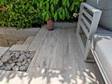Terrassenplatten aus Feinsteinzeug in Holzoptik Canada Lake mit Treppe und Liege