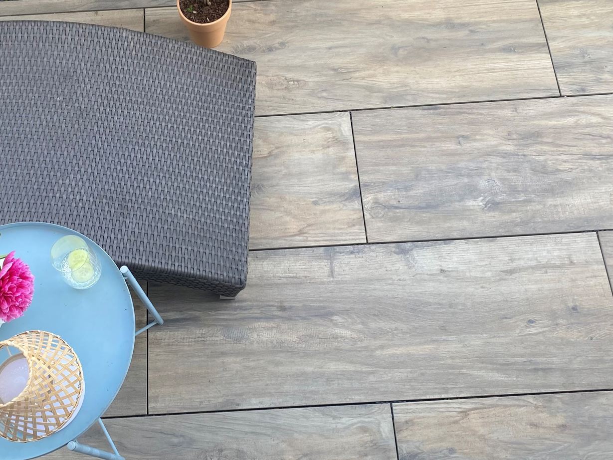 Kundeneinsendung: Moderner und natürlicher Look Feinsteinzeug Terrassenplatten Holzoptik Canada Lodge mit Liege und Tisch