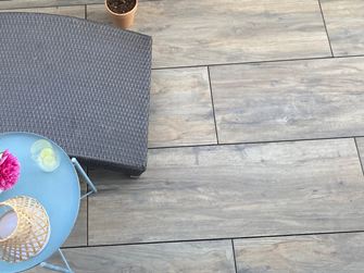 Feinsteinzeug Terrassenplatten Holzoptik Canada Lodge mit Liege und Tisch