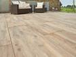 Terrasse mit modernen Rattanmöbeln und Holzoptik-Platten Canada Lodge Terrasse aus Froschperspektive