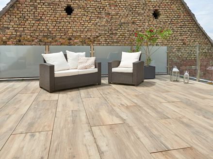 Dachterrasse mit Lounge-Möbeln und Terrassenplatten in Holzoptik Canada Lodge