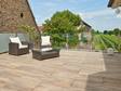 Terrasse mit Holzoptik-Platten und einem Weinberg im Hintergrund