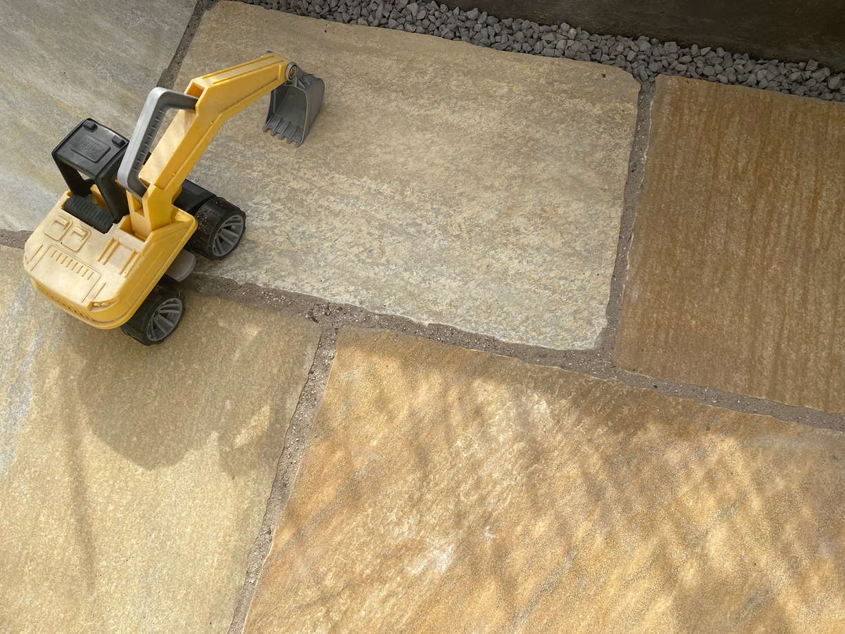 Quarzitplatte Rio Dorado Gelb: natürlich und ursprünglich Quarzit-Terrassenplatte-Bagger1